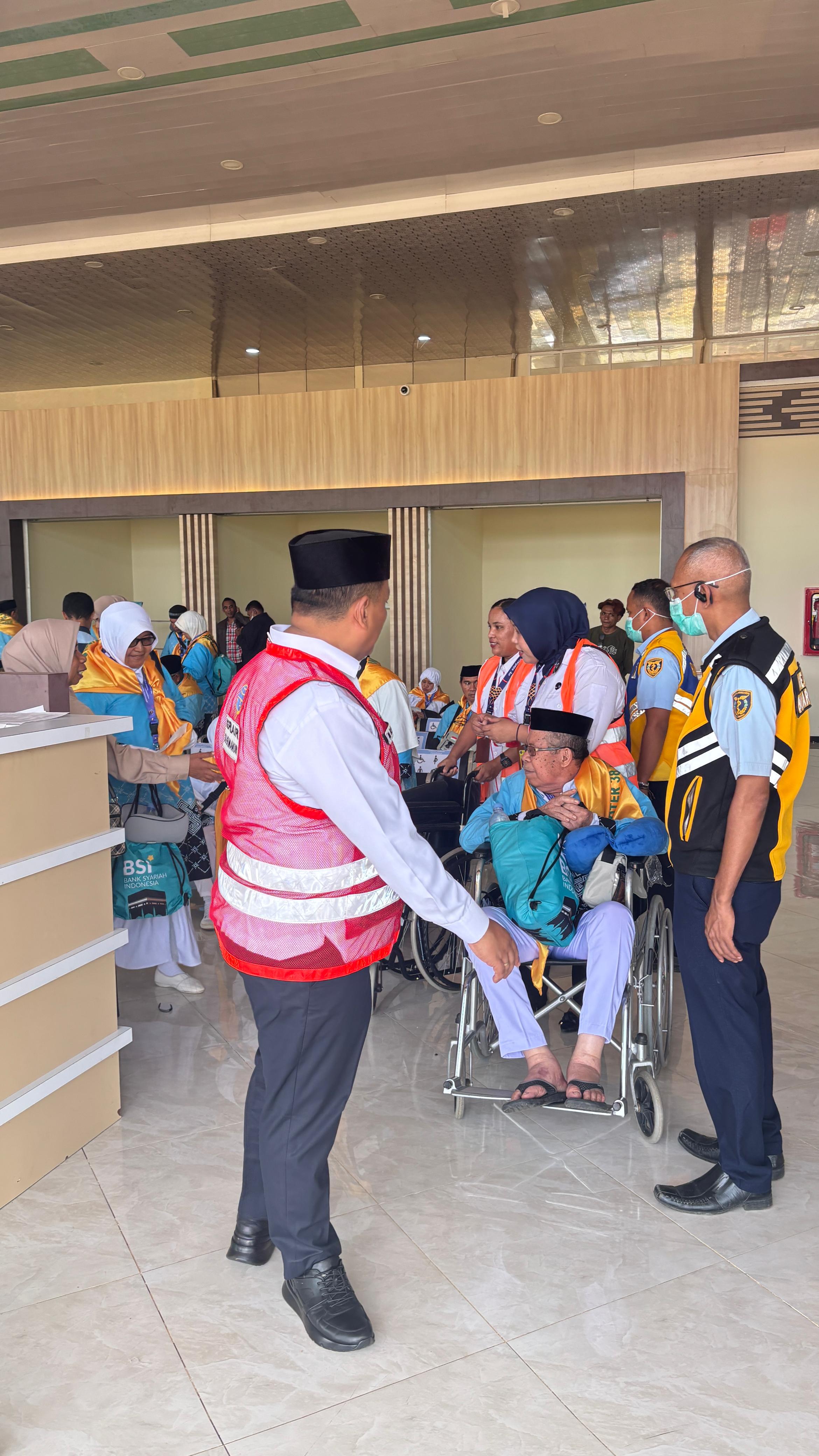 Pelepasan Jamaah Haji Kab. Muna barat & Kab. Muna - Foto 5
