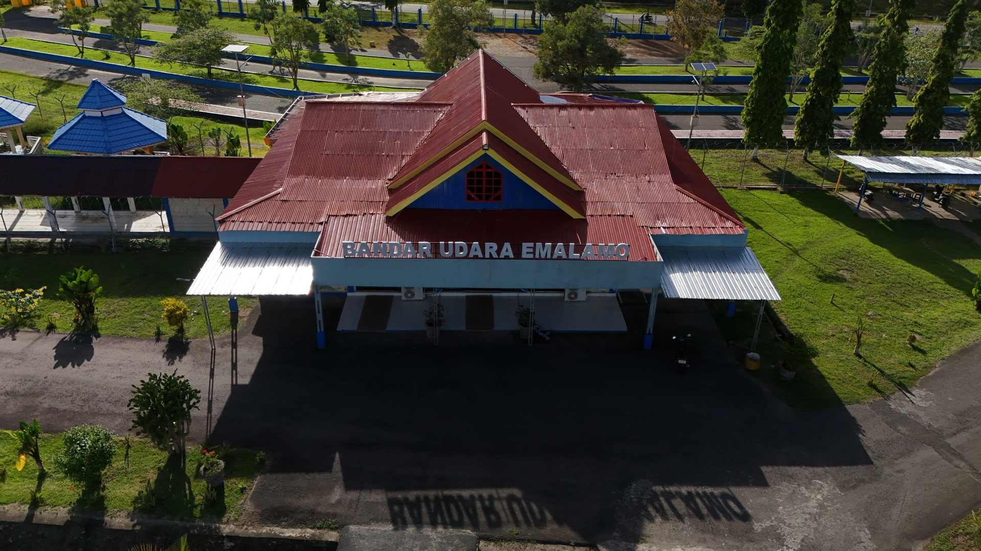 Terminal Penumpang Bandara Emalamo Sisi Udara