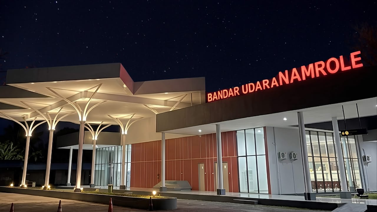 Gedung Terminal UPBU Namrole pada malam hari sebagai pintu gerbang transportasi udara di Kab.Buru Selatan, Provinsi Maluku