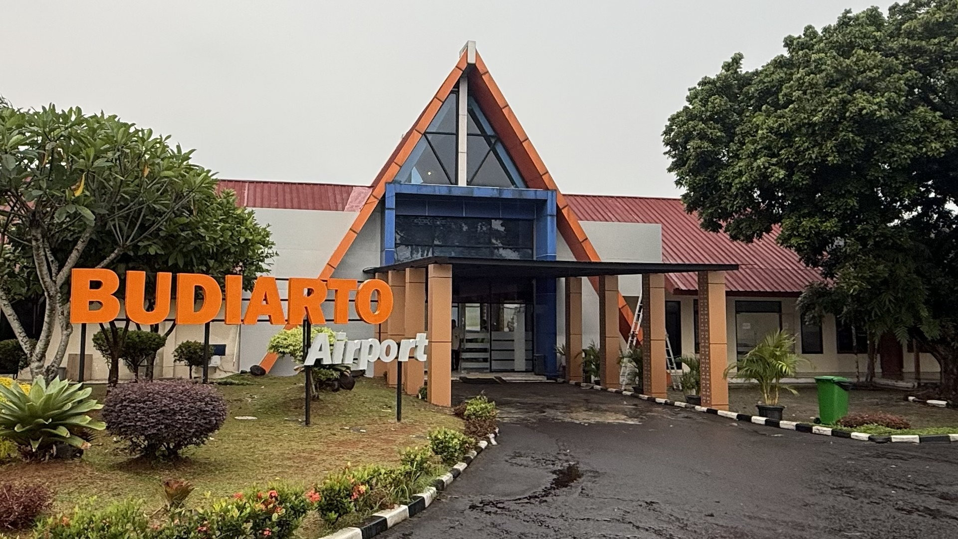 Gedung Terminal Bandara Budiarto