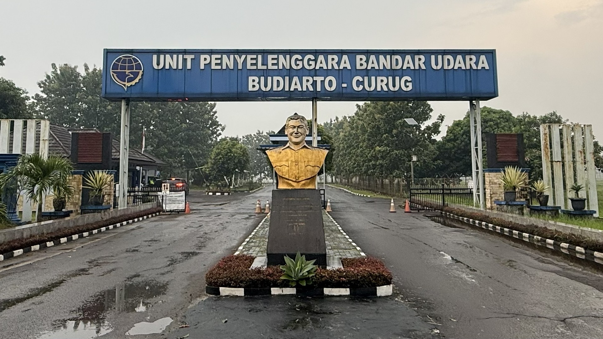 Gapura Bandara Budiarto