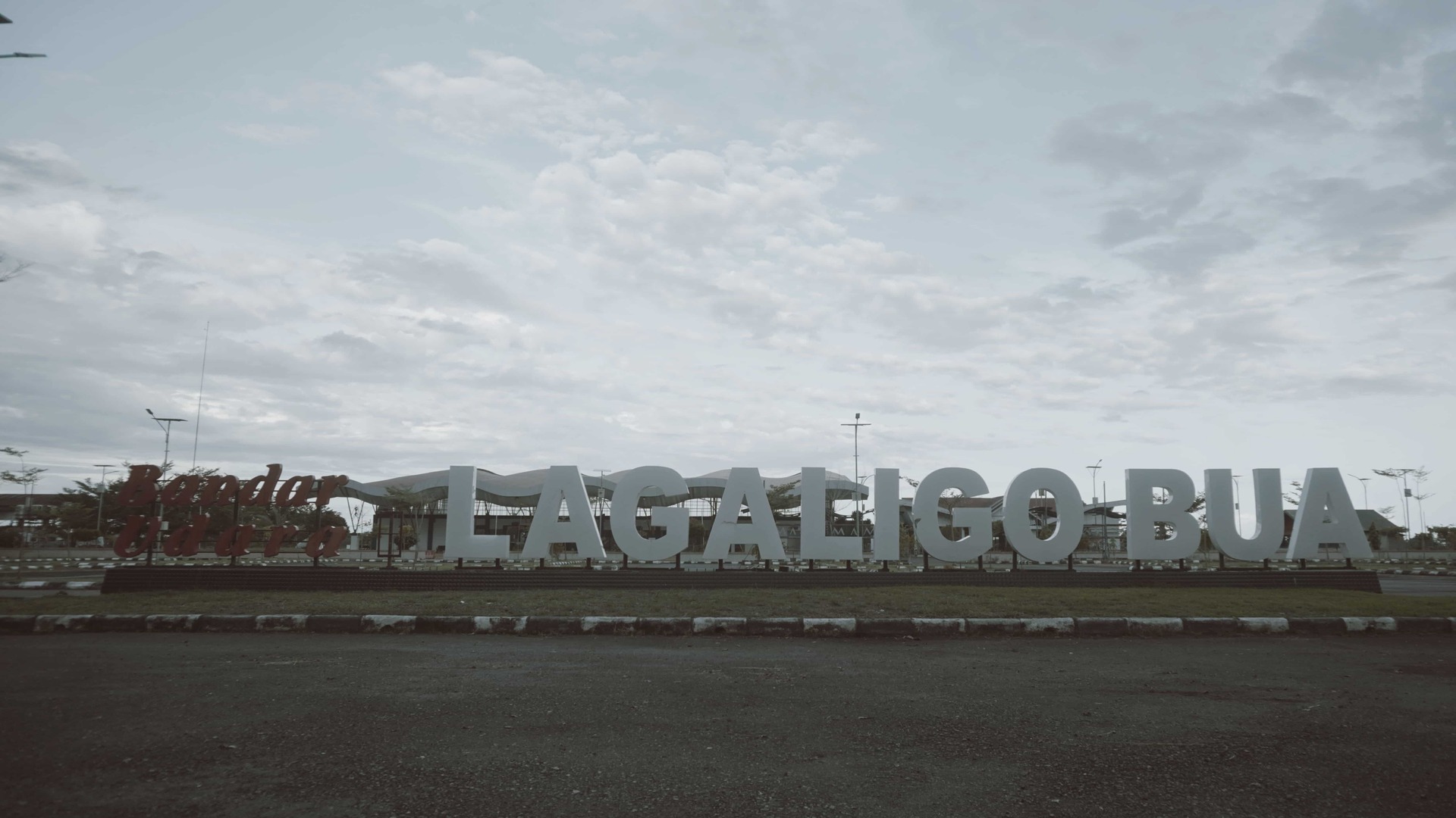 Bandar Udara Lagaligo Bua