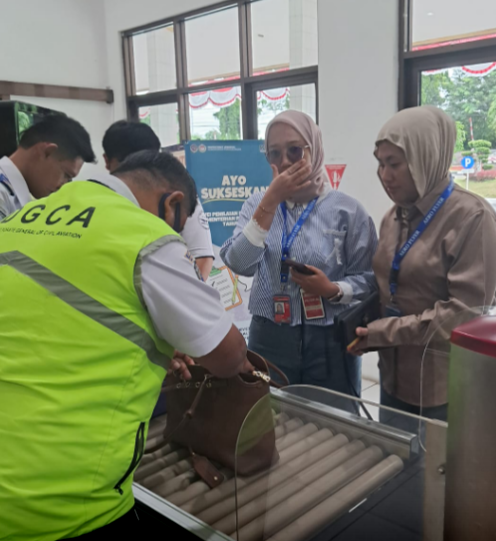 Pemeriksaan bagasi penumpang oleh Avsec pada ruang X-ray