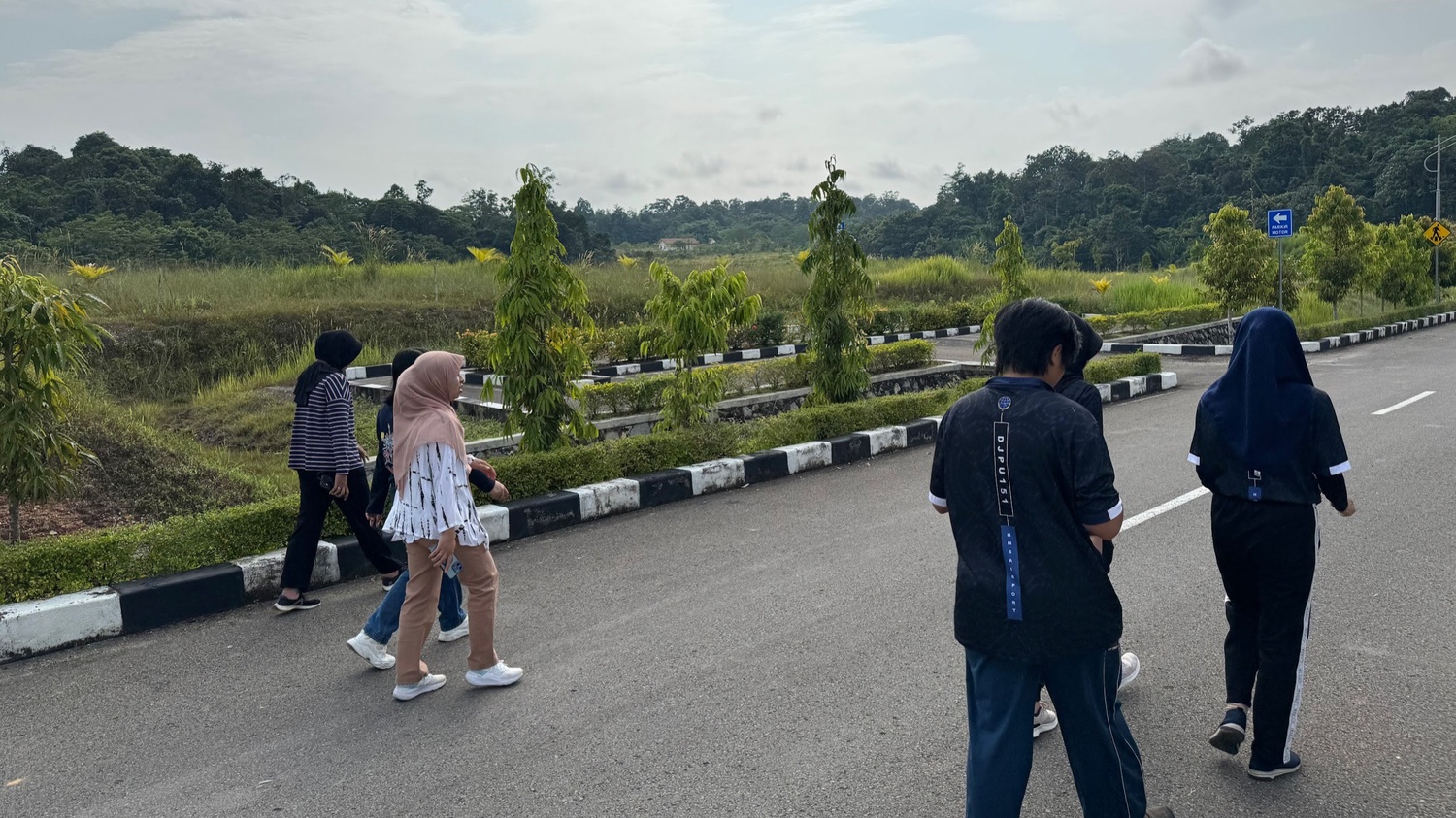 Jaga Kebugaran, Pegawai Bandara Haji Muhammad Sidik Laksanakan Jalan Santai Setiap Hari Jumat
