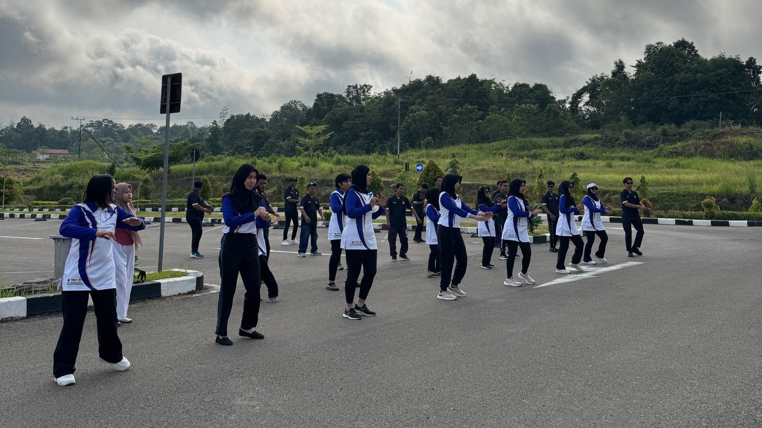 Semangat Sehat Bersama: Senam & Zumba Pegawai Bandara Haji Muhammad Sidik