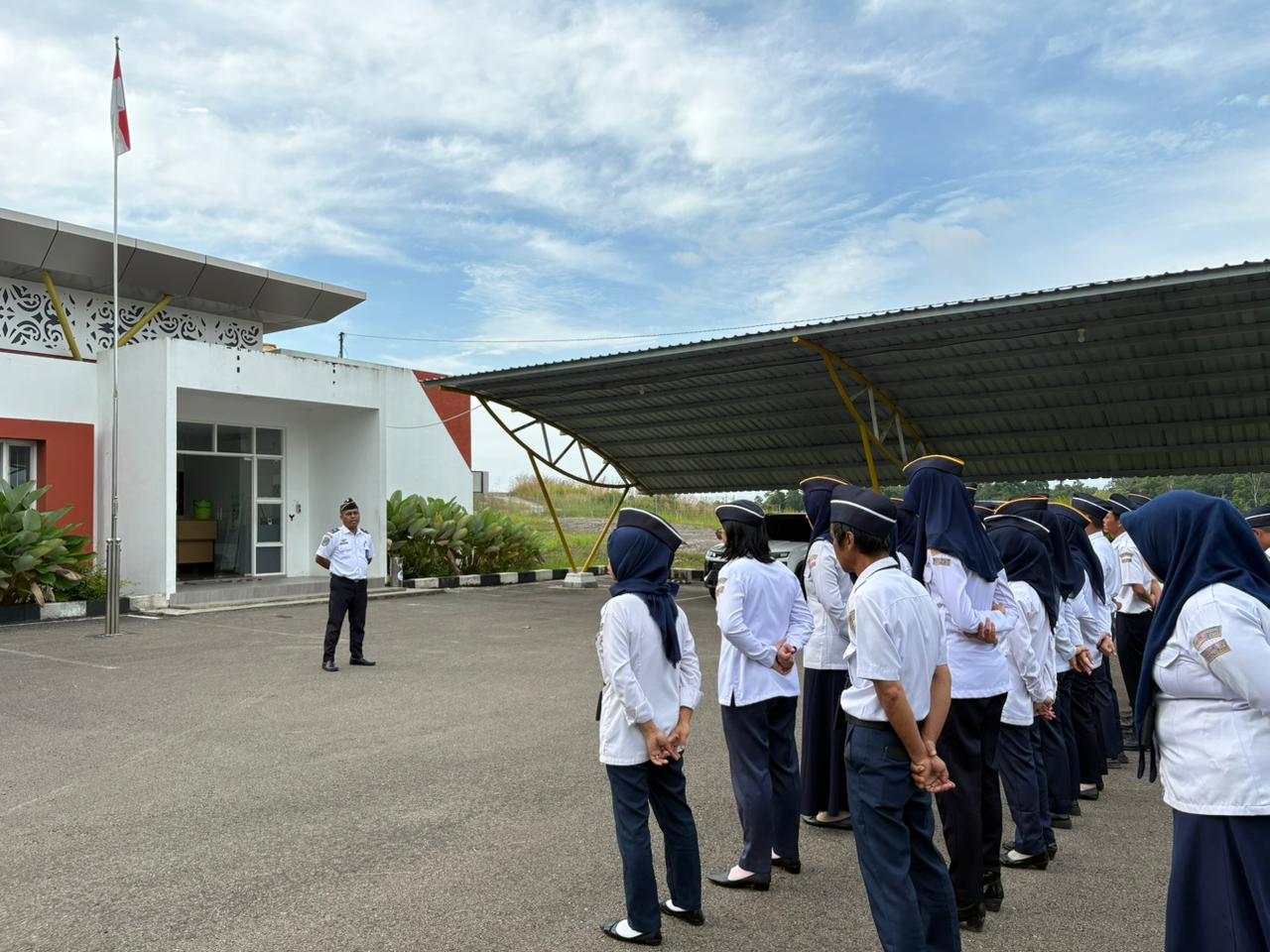 Tingkatkan Kedisiplinan dan Kualitas Layanan, UPBU Haji Muhammad Sidik Gelar Apel Senin Pagi Rutin