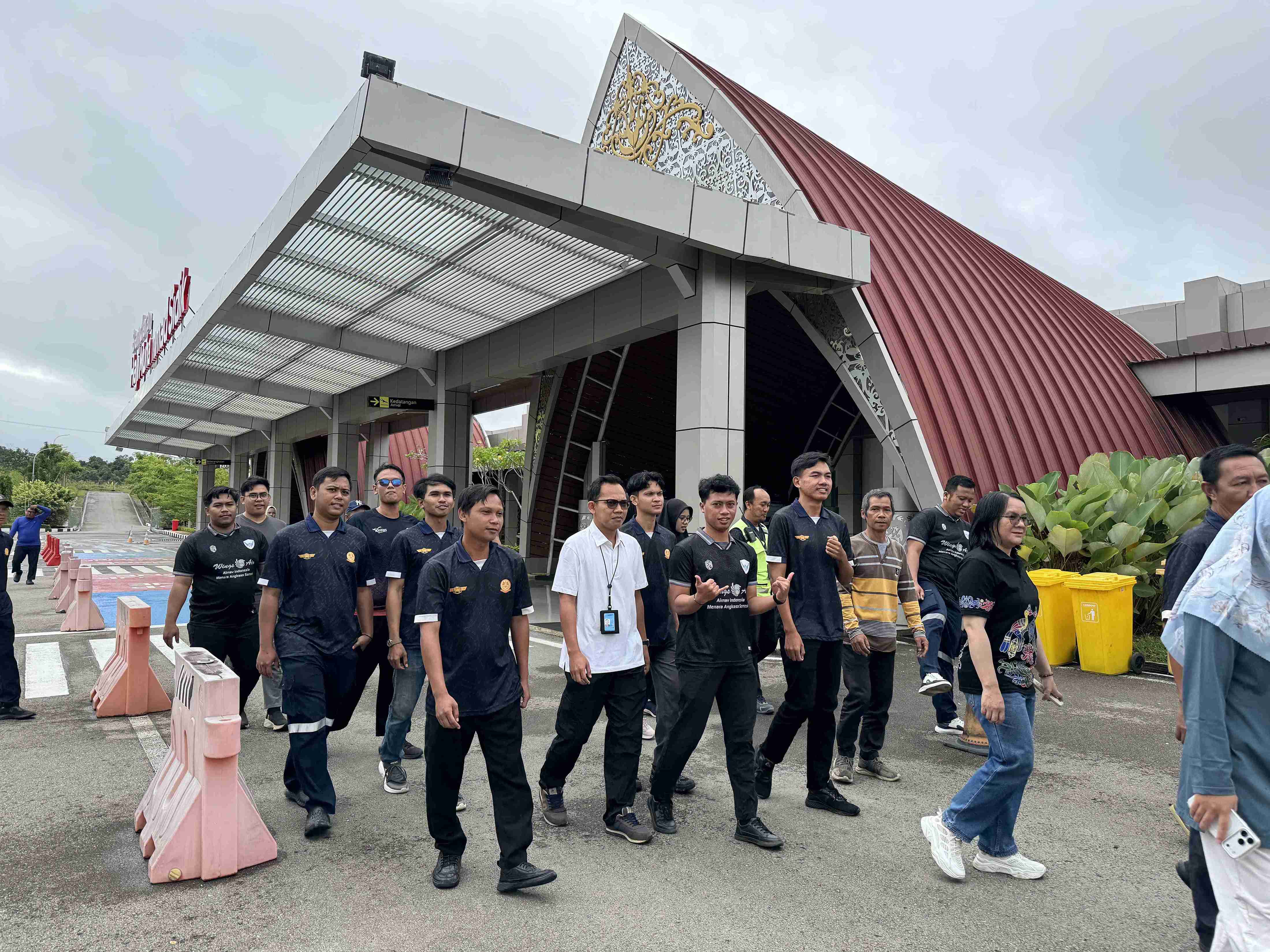 Langkah Sehat, Semangat Hebat: Kebersamaan Pegawai Bandara Haji Muhammad Sidik dalam Jalan Sehat