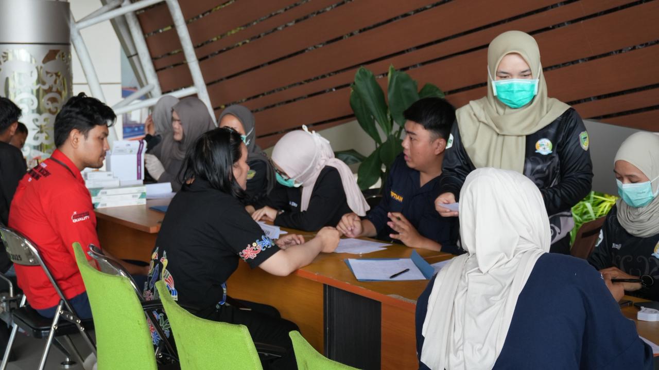 Wujudkan Lingkungan Kerja Sehat, Bandara Haji Muhammad Sidik Fasilitasi Deteksi Dini HIV dan Cek Kesehatan Gratis