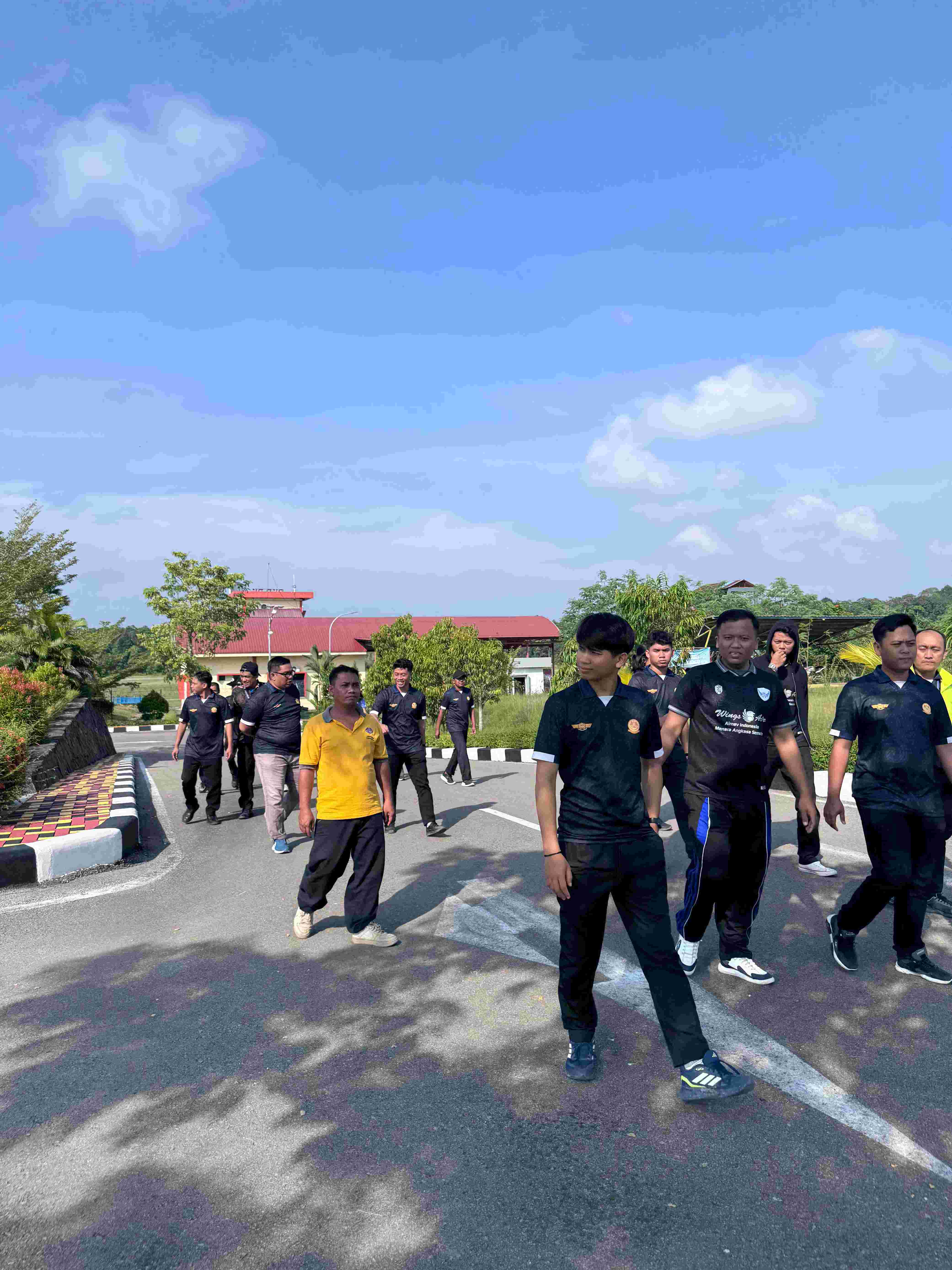 Jalan Sehat Penuh Kebersamaan di Bandara Haji Muhammad Sidik: Sehat, Bahagia, Produktif!