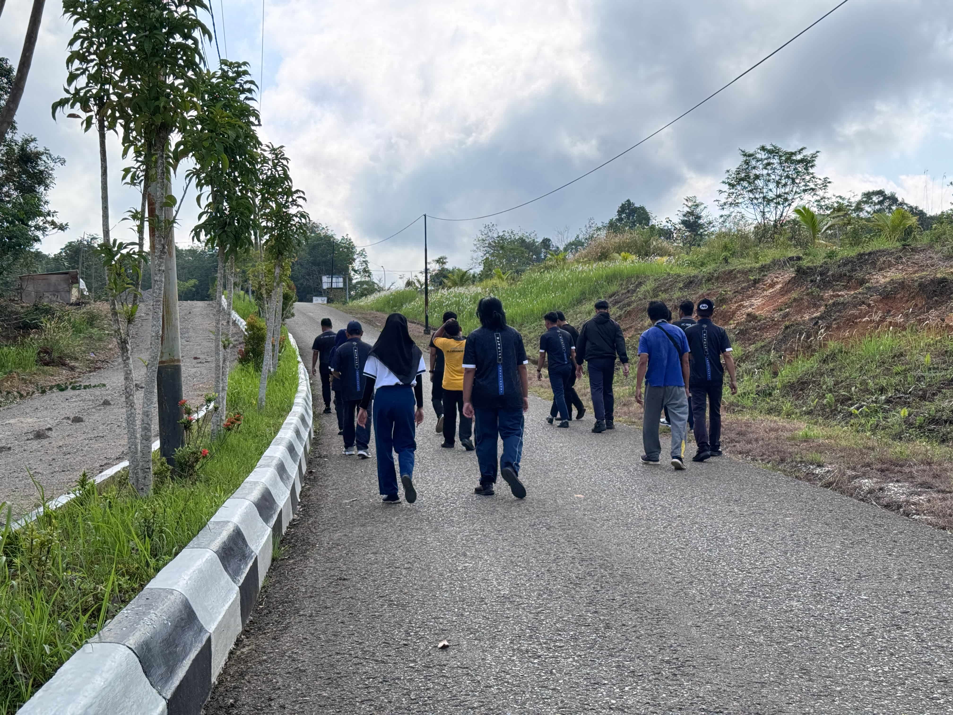 Pastikan Pelayanan Prima, Pegawai Bandara Haji Muhammad Sidik Jaga Kebugaran Lewat Olahraga Jalan Sehat Rutin