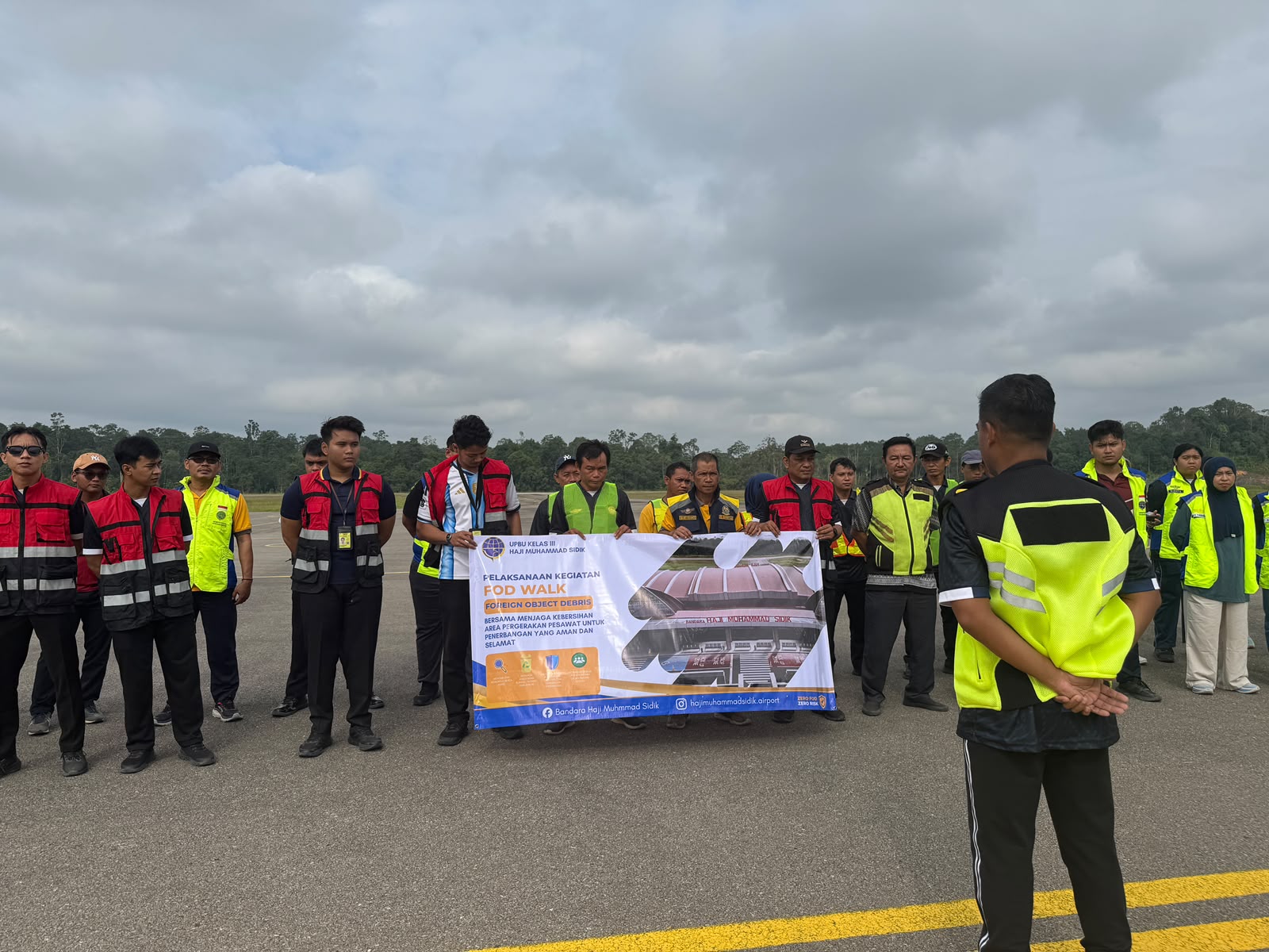 Jaga Keamanan Operasional, Bandara Haji Muhammad Sidik Gelar Jalan Sehat Sekaligus FOD Walk
