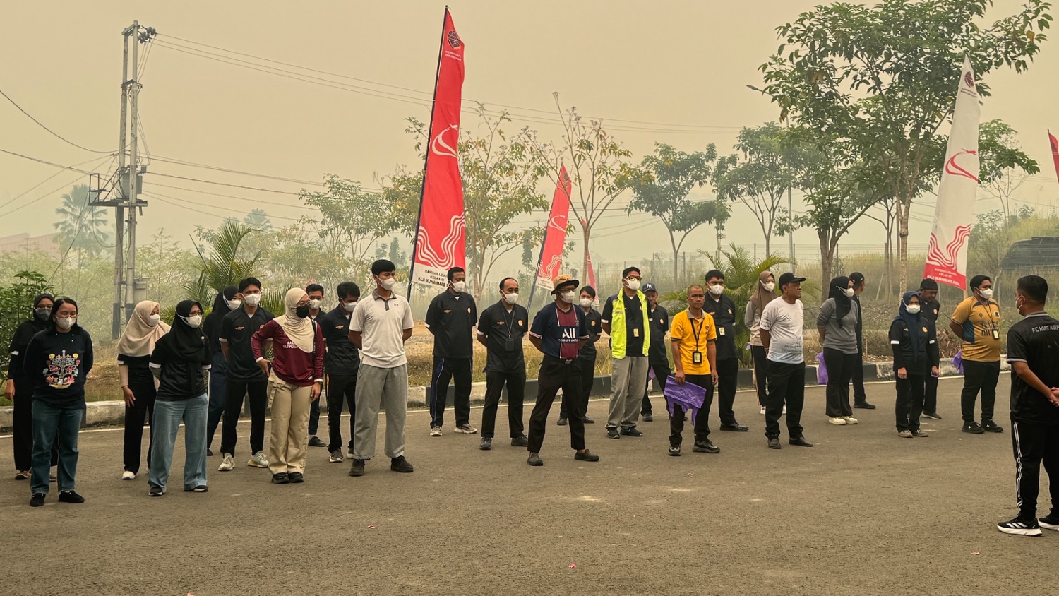 Semangat Gotong Royong Insan Perhubungan: Aksi Bersih Lingkungan Bandar Udara Haji Muhammad Sidik Menyongsong Harhubnas 2026