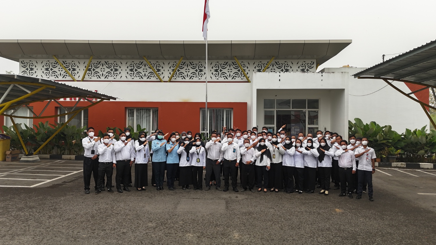 Semangat Tak Surut, Upacara Harhubnas 2026 di Bandara Haji Muhammad Sidik Berlangsung Khidmat di Tengah Guyuran Hujan dan Kabut Asap