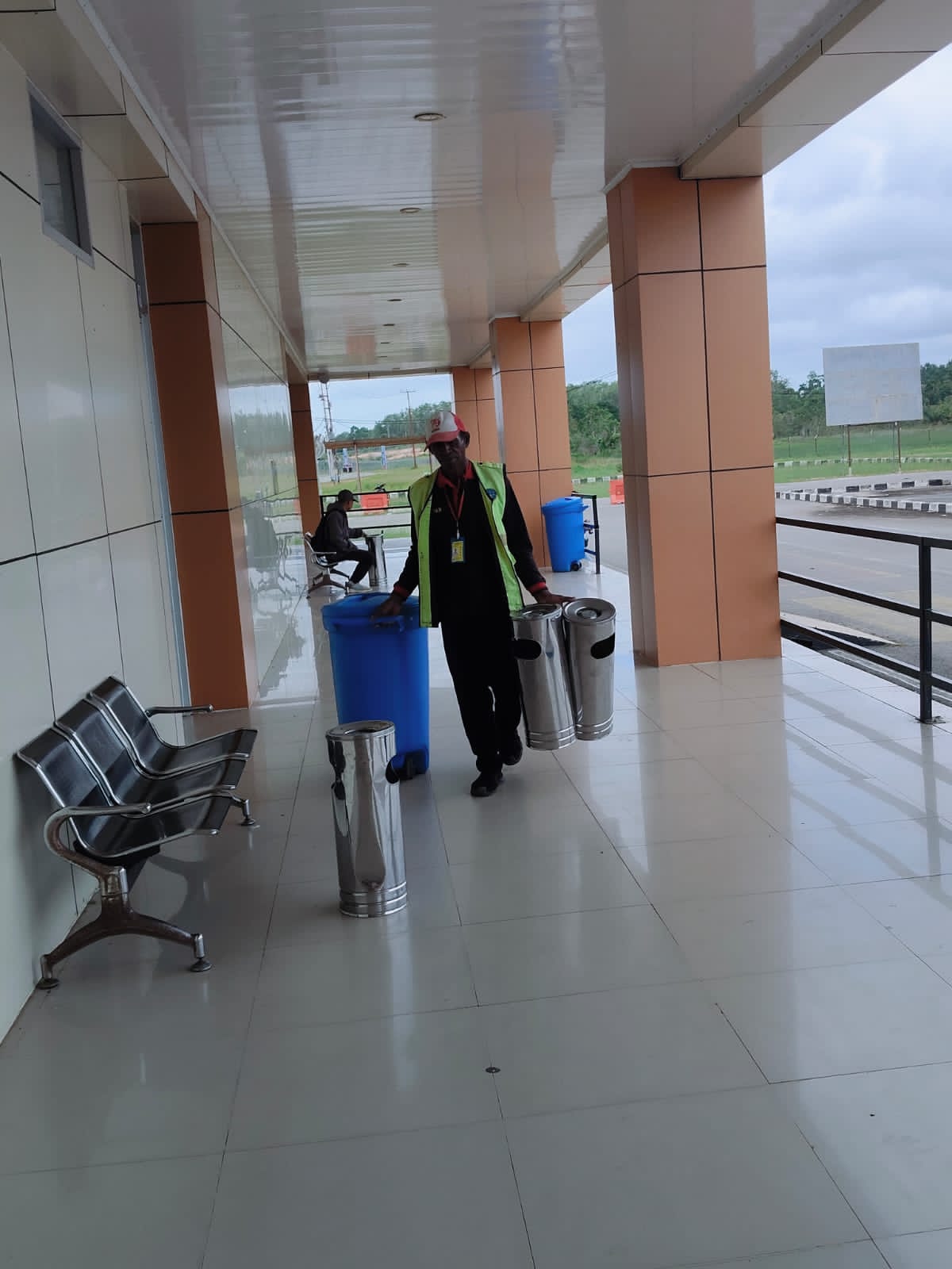 ✈️ Wujudkan Pelayanan Prima, UPBU Kelas III Kepi Gelar Kerja Bakti Rutin