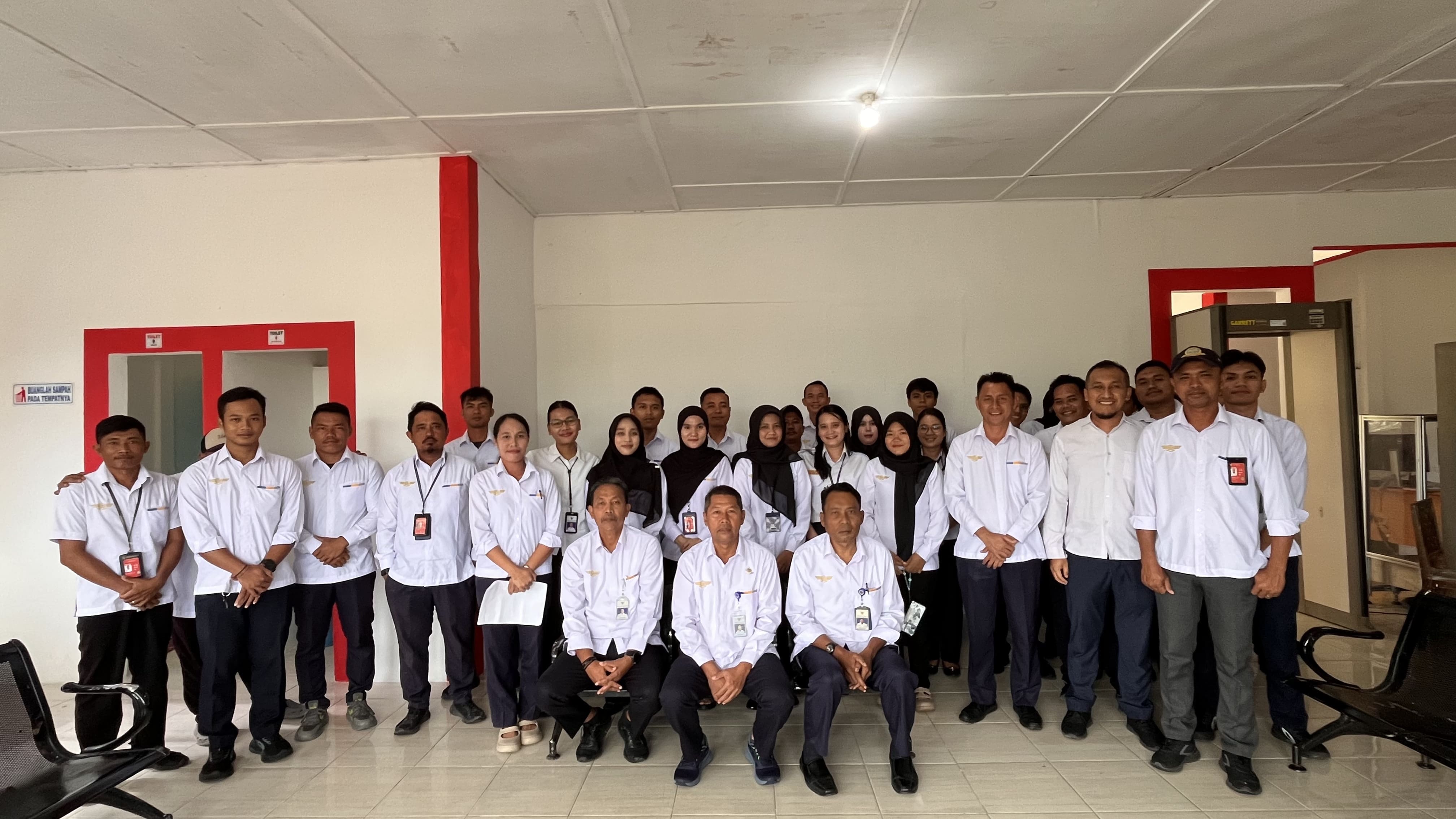 SOSIALISASI ABSENSI BERBASIS DIGITAL OFFICE PRESENSI DI BANDAR UDARA LASONDRE