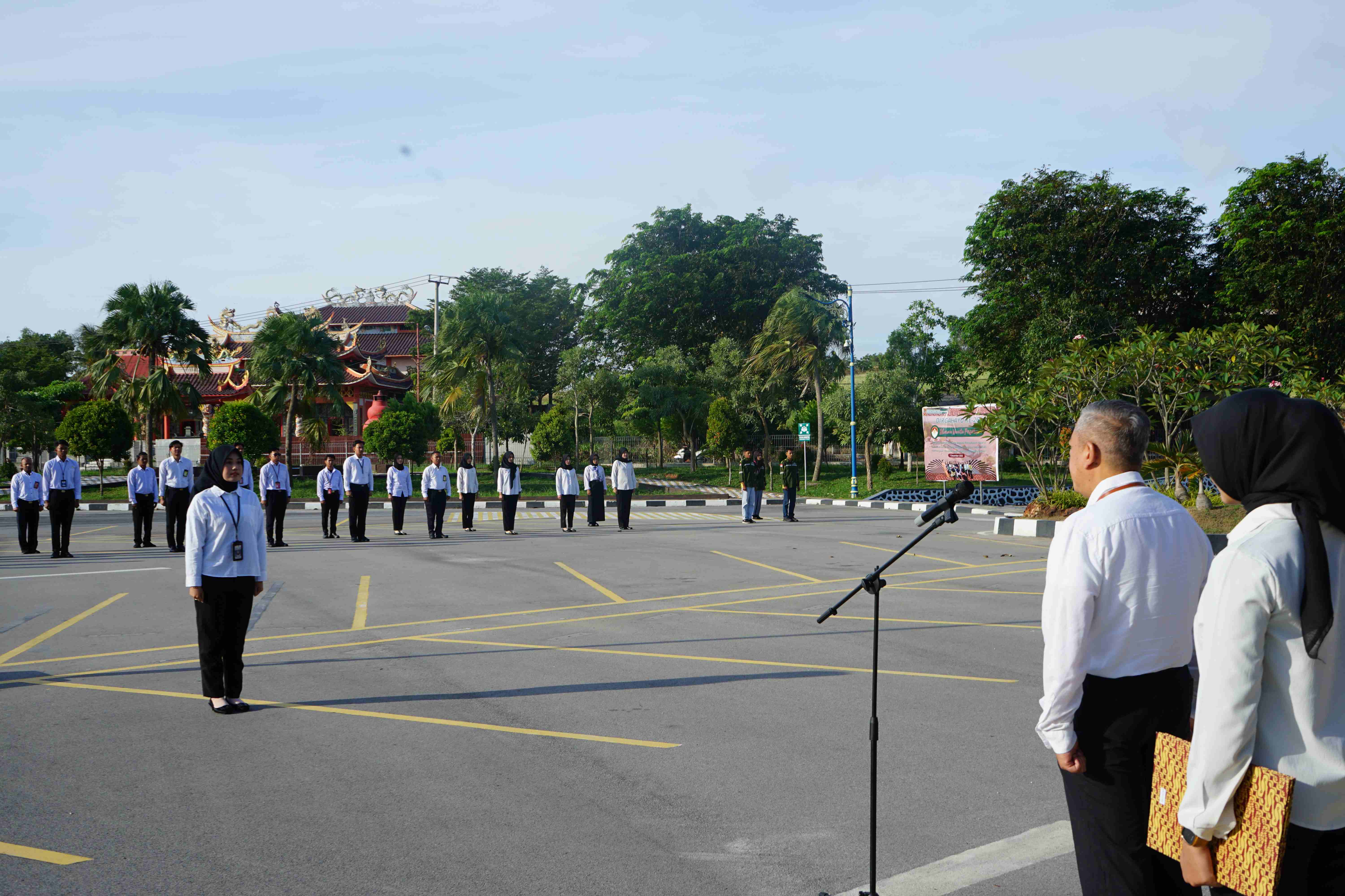 Gambar kegiatan dengan judul Upacara Peringatan Hari Ibu Ke-97