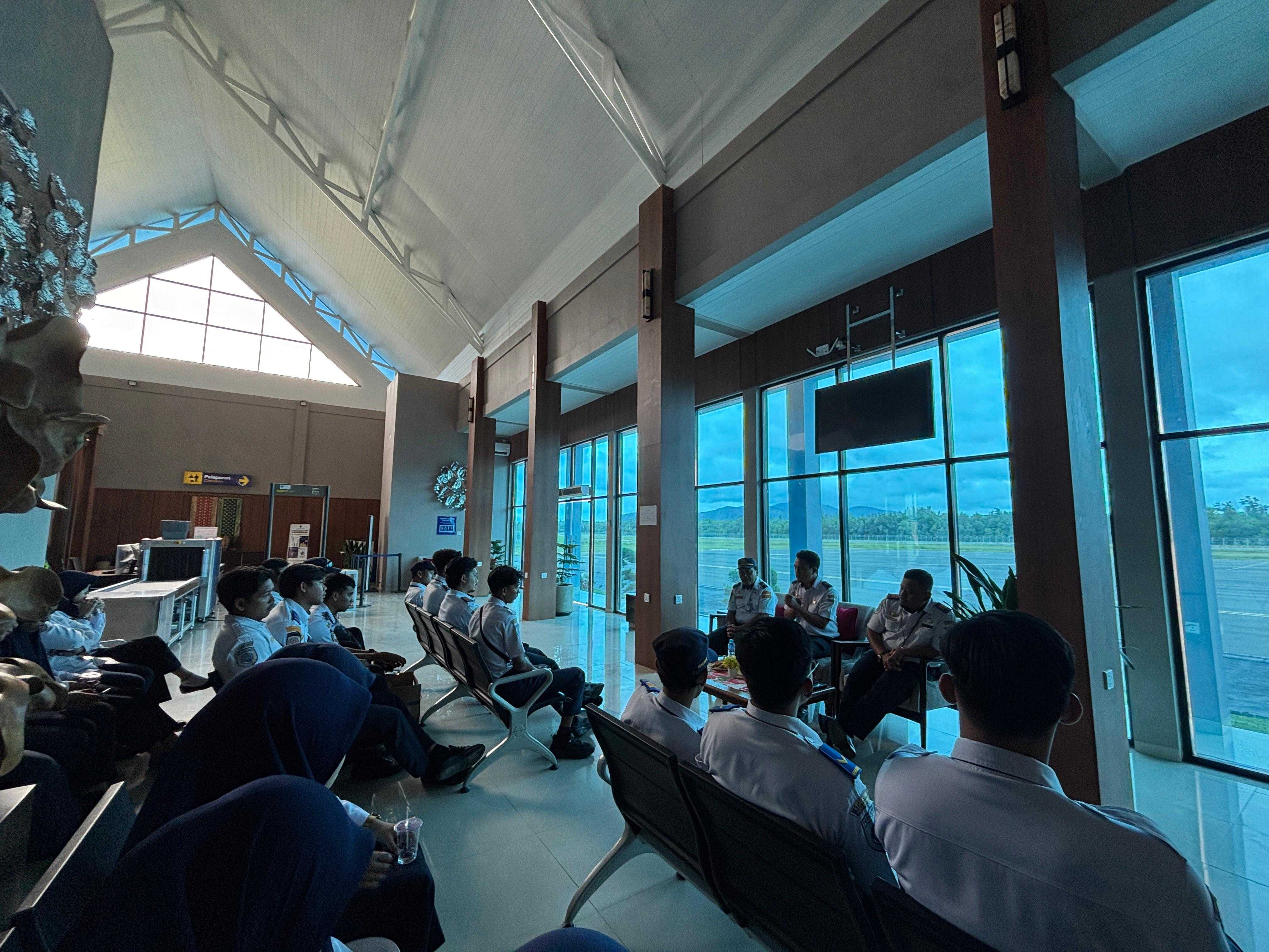 Gambar kegiatan dengan judul Rapat Evaluasi Kegiatan Operasional UPBU Raja Haji Abdullah