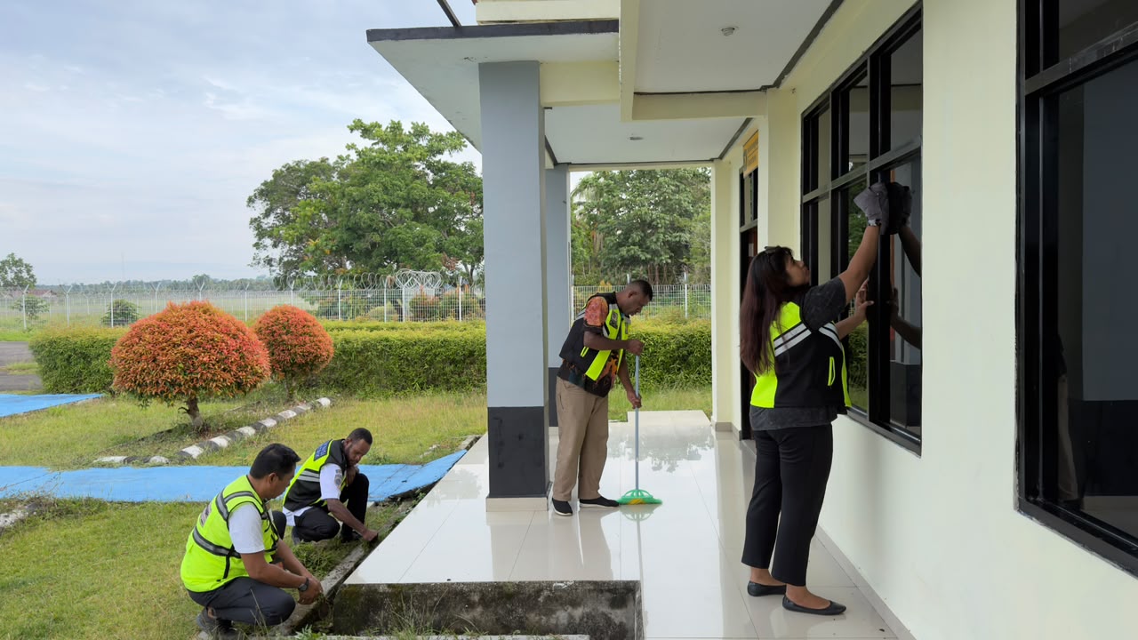 Gerakan Bersih-Bersih Lingkungan Kantor