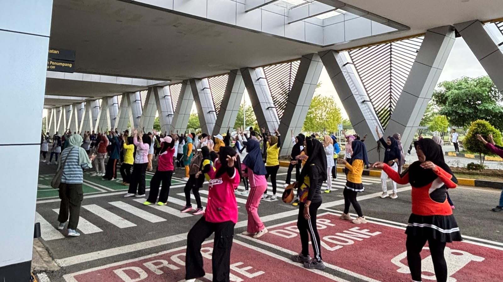 Senam Sore Bersama DWP (Dharma Wanita Persatuan) Kab. Muna Barat