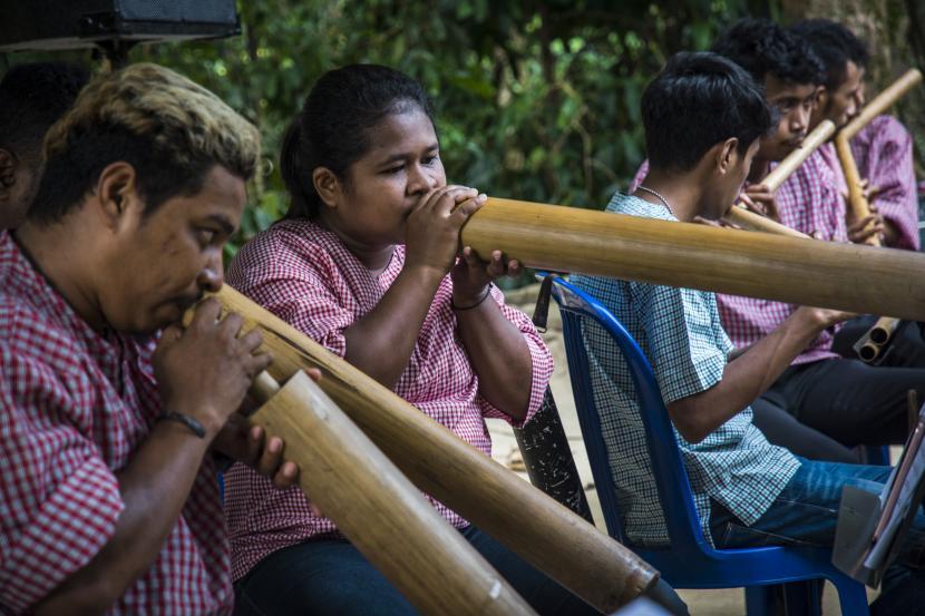 Seni alat musik tradisional suling bambu