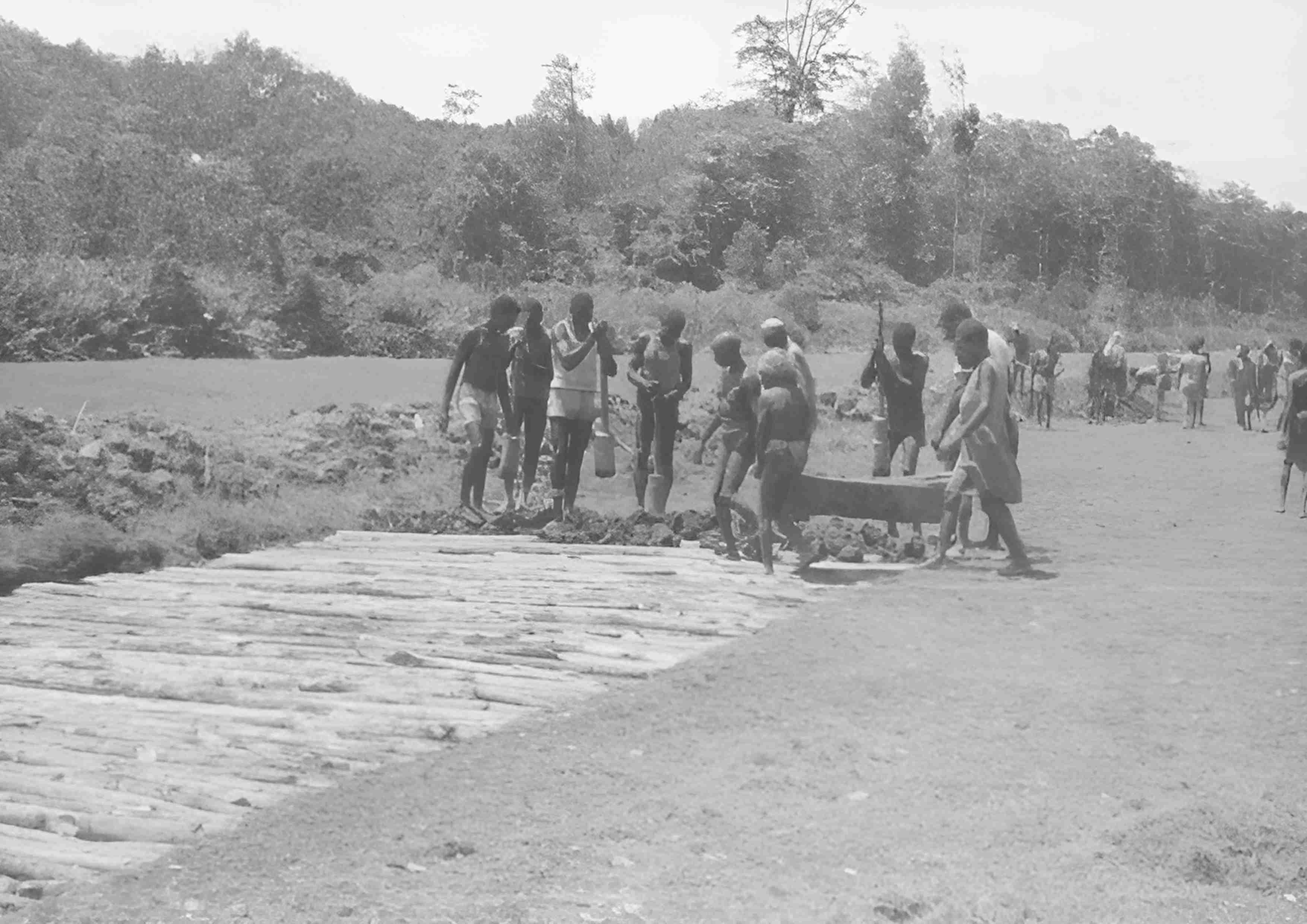 Proses pembuatan Bandara Ewer_Bruder Joe OSC dibantu oleh masyarakat Ewer menimbun lumpur_5_11zon.jpg