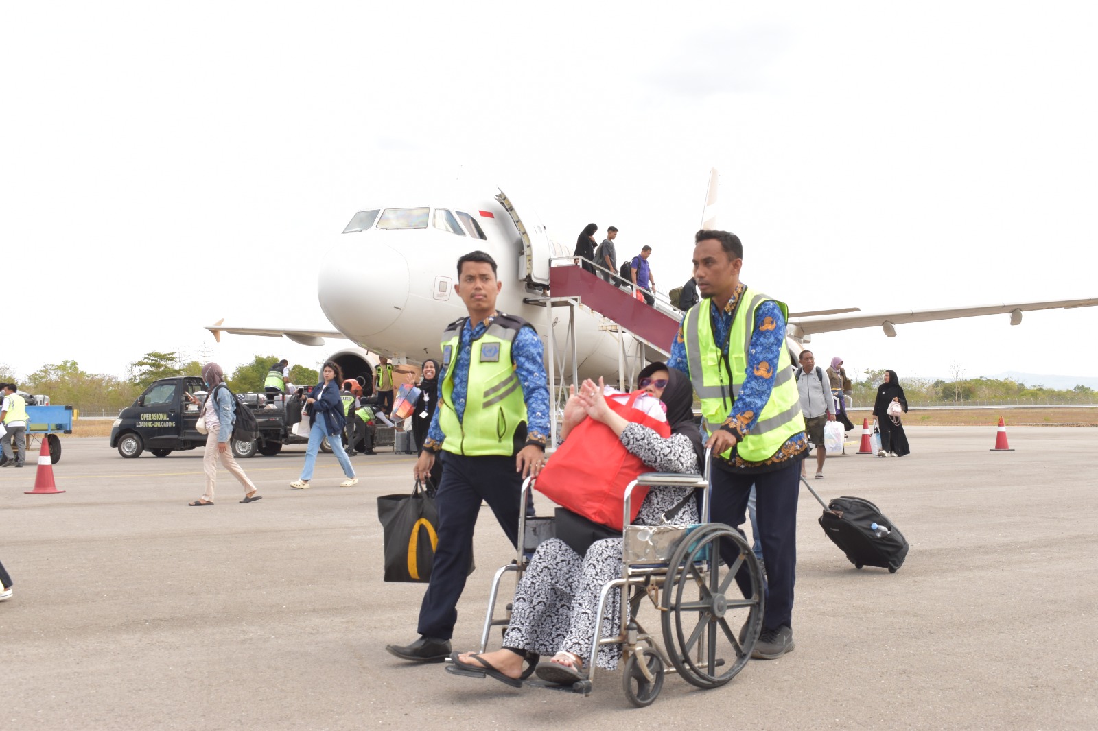 KEGIATAN PENERBANGAN BANDARA BETOAMBARI