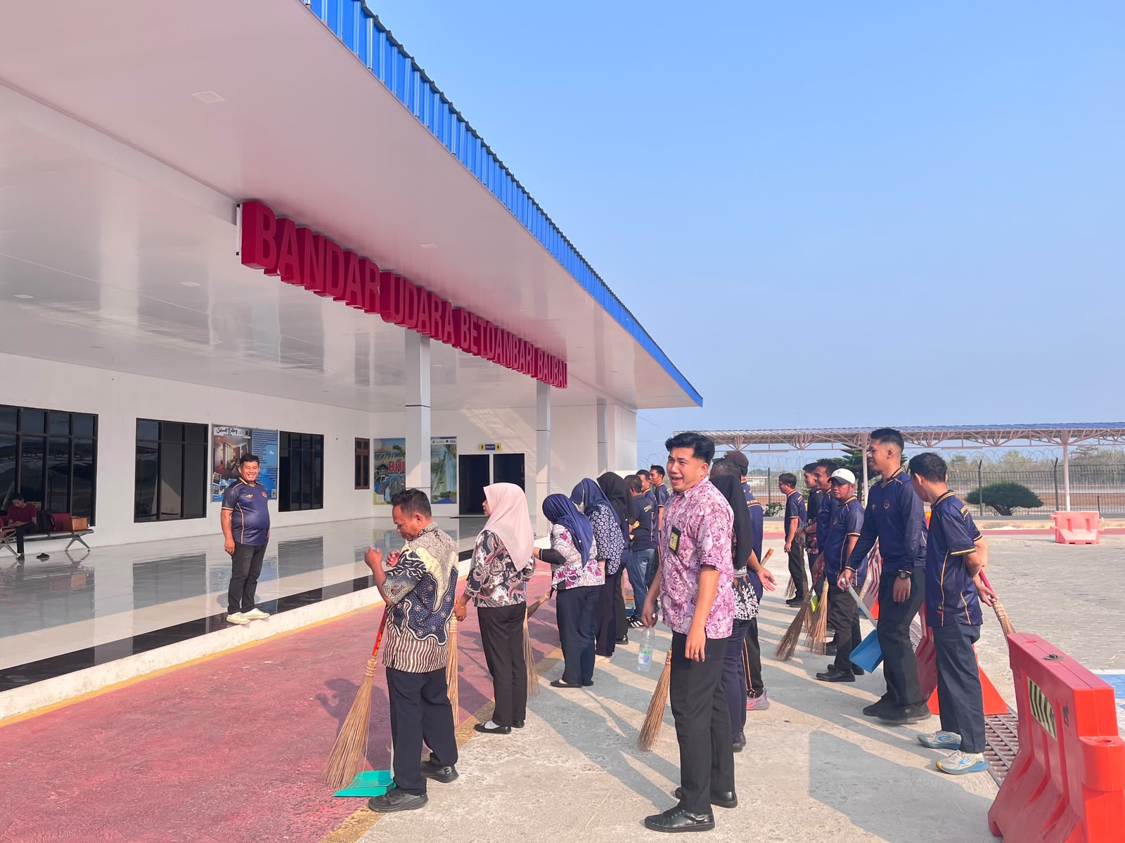 KEGIATAN GERAK BERSIH BANDARA BETOAMBARI