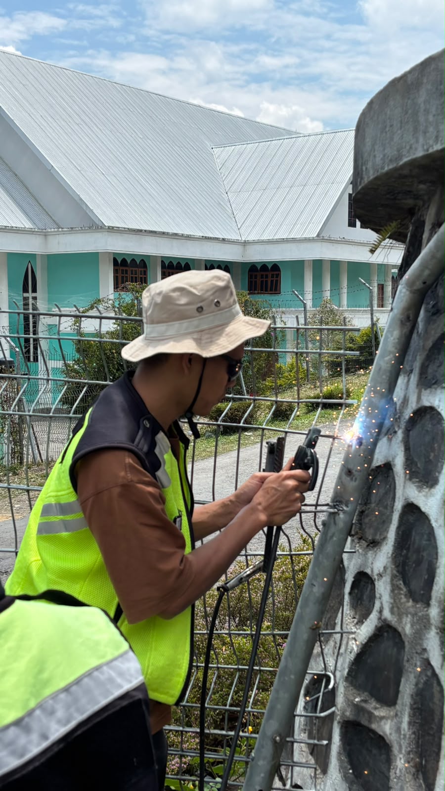 Pemeliharaan dan Perbaikan Perimeter Bandar Udara Karubaga