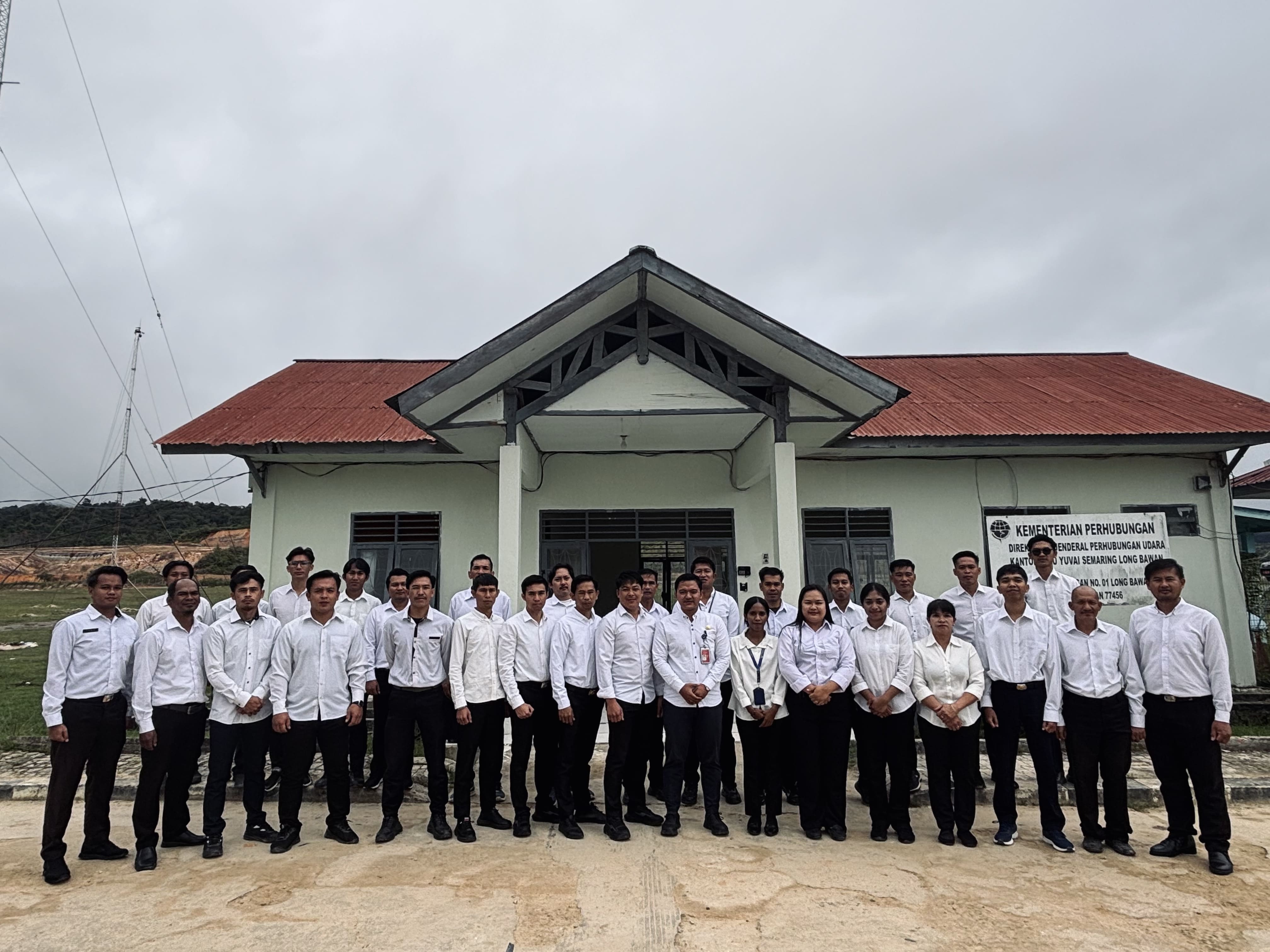 Foto Bersama Pegawai Bandara Yuvai Semaring Usai Apel