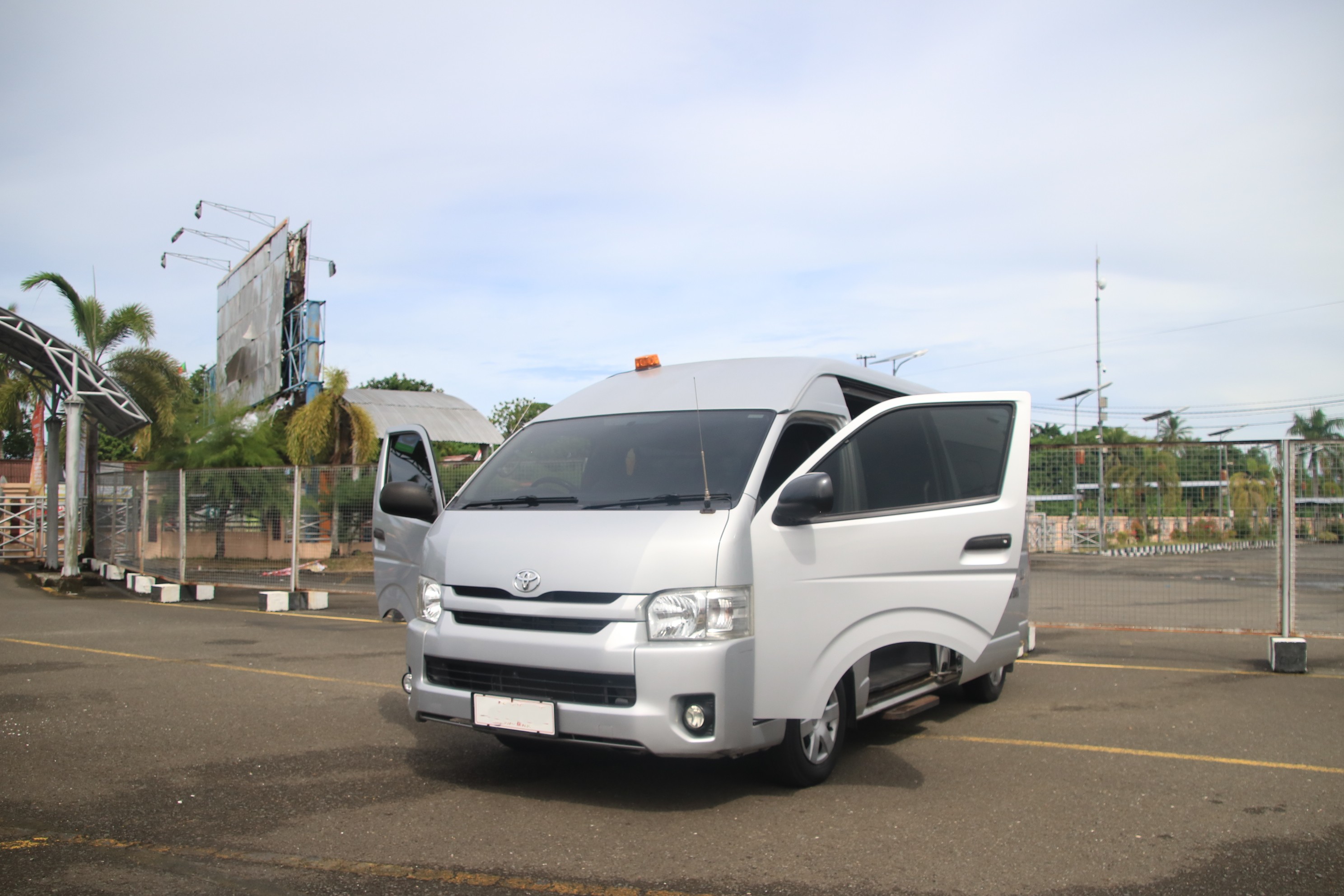 Mobil Hiace